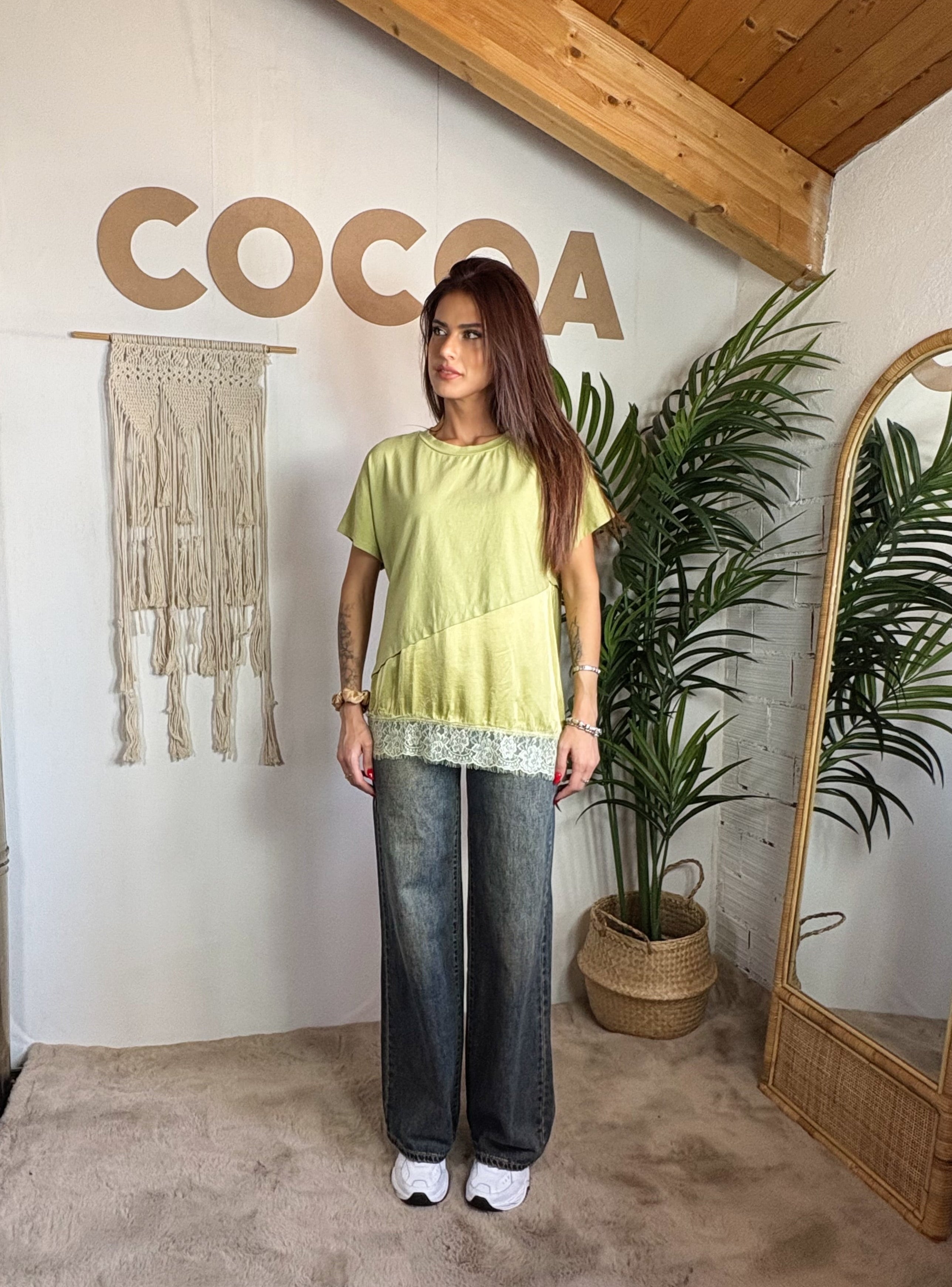 T-shirt con raso e pizzo