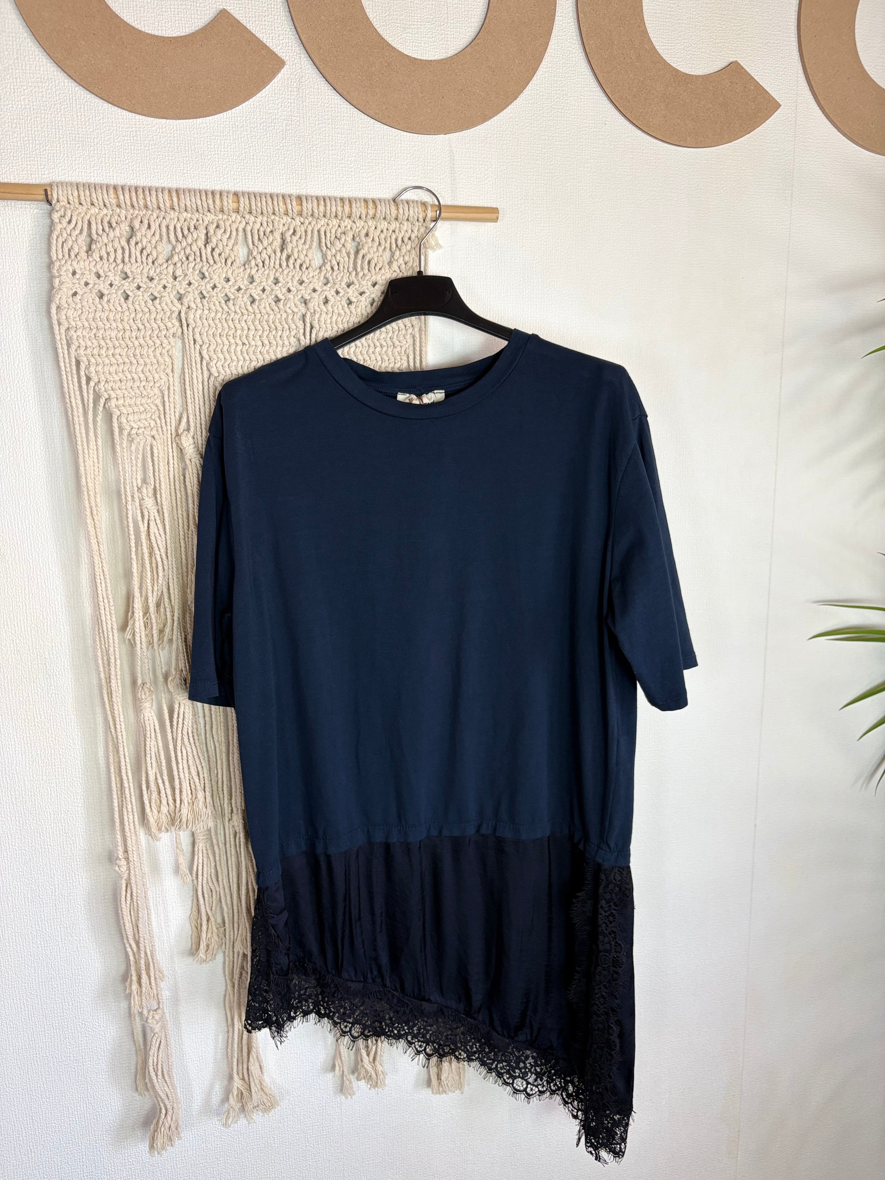 T-shirt lunga con raso e pizzo