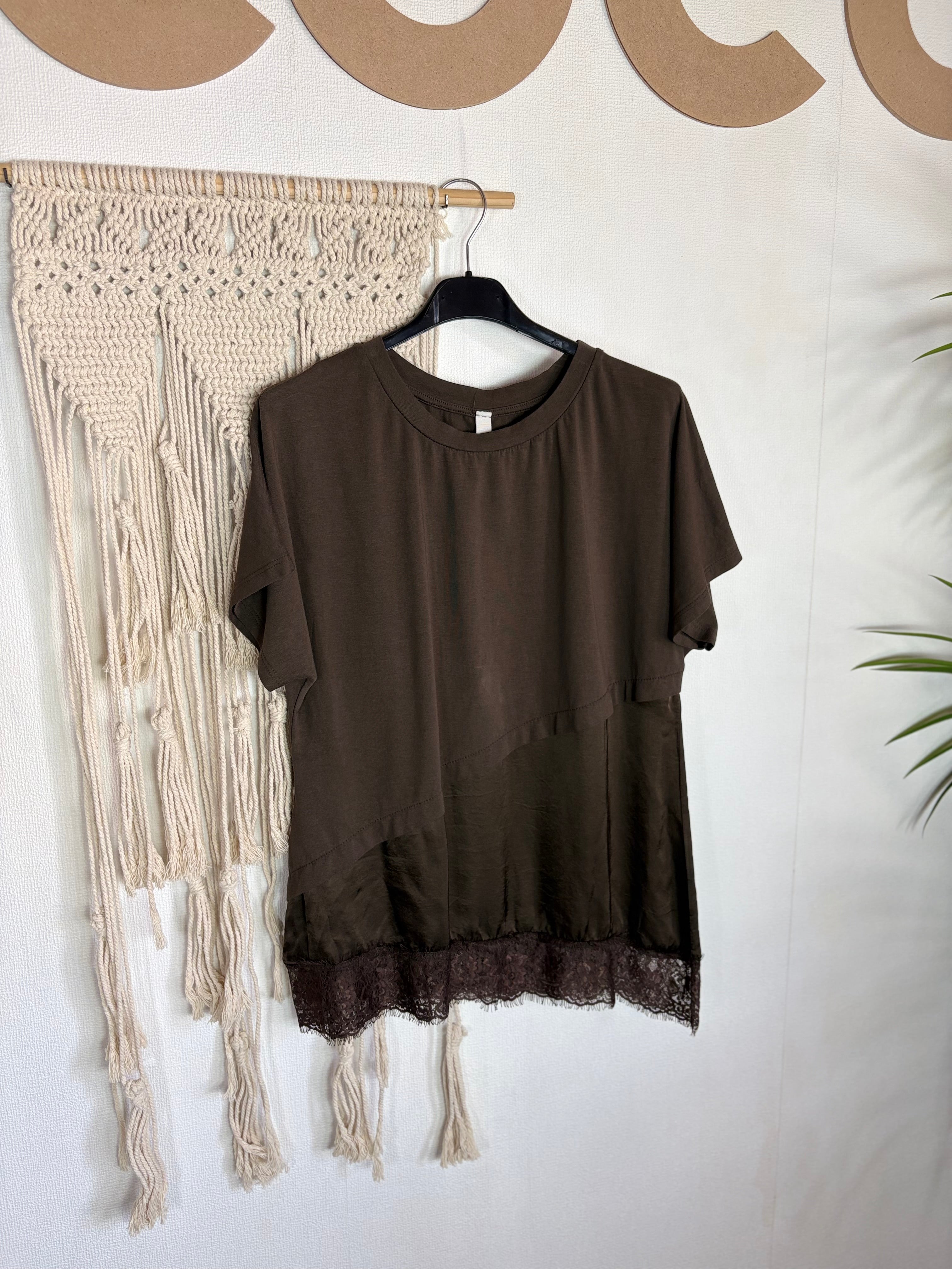 T-shirt con raso e pizzo