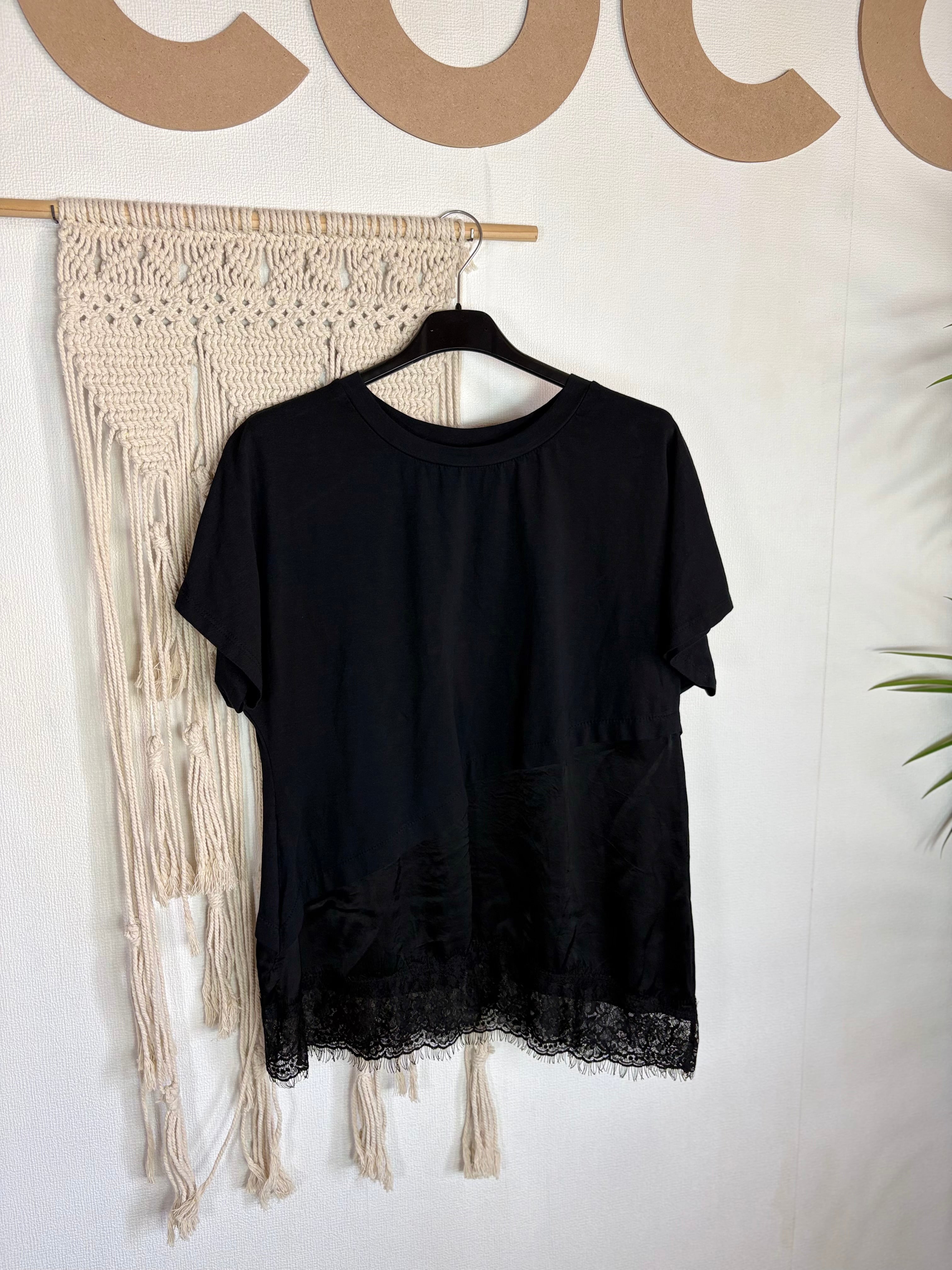 T-shirt con raso e pizzo