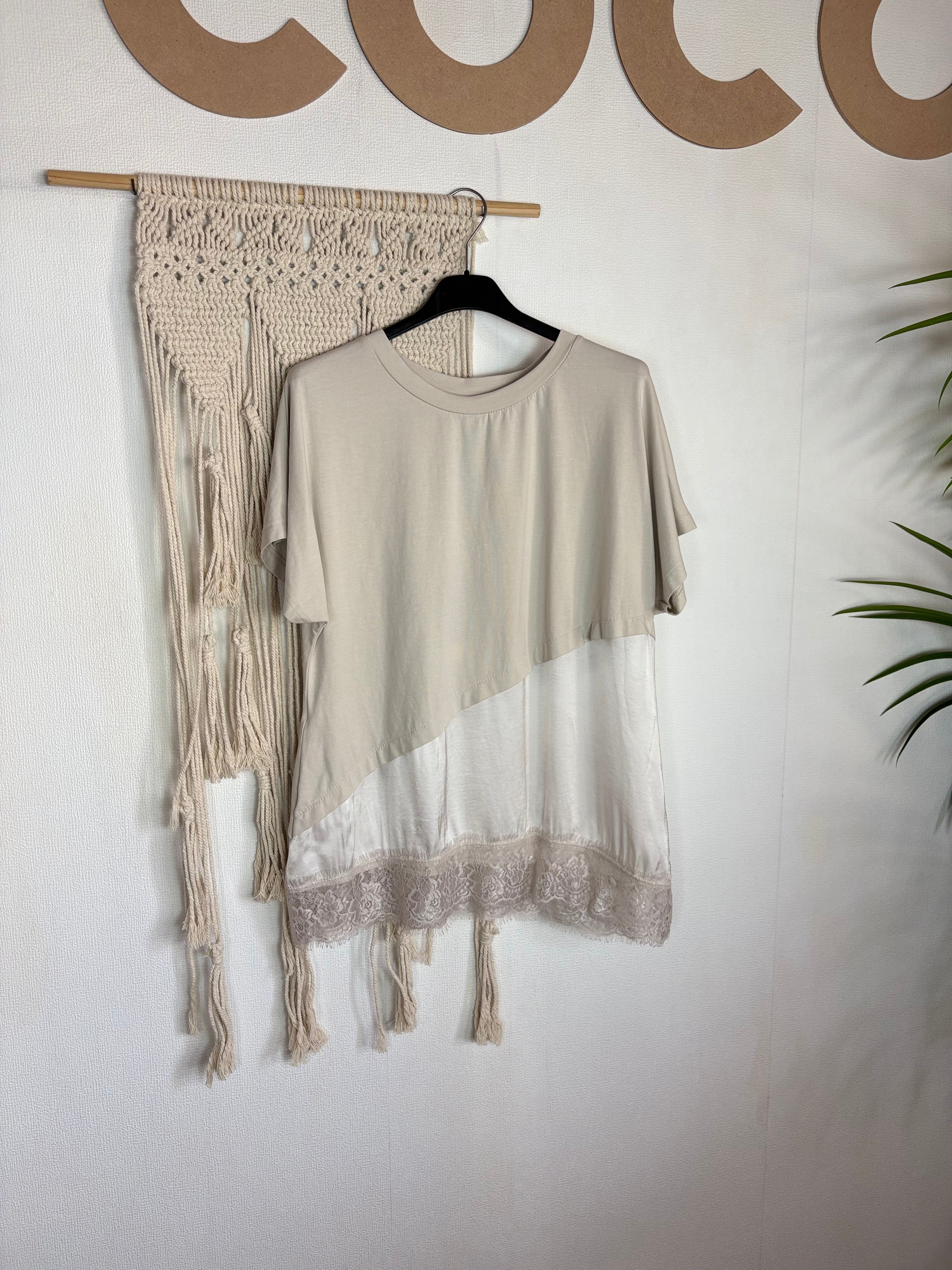 T-shirt con raso e pizzo